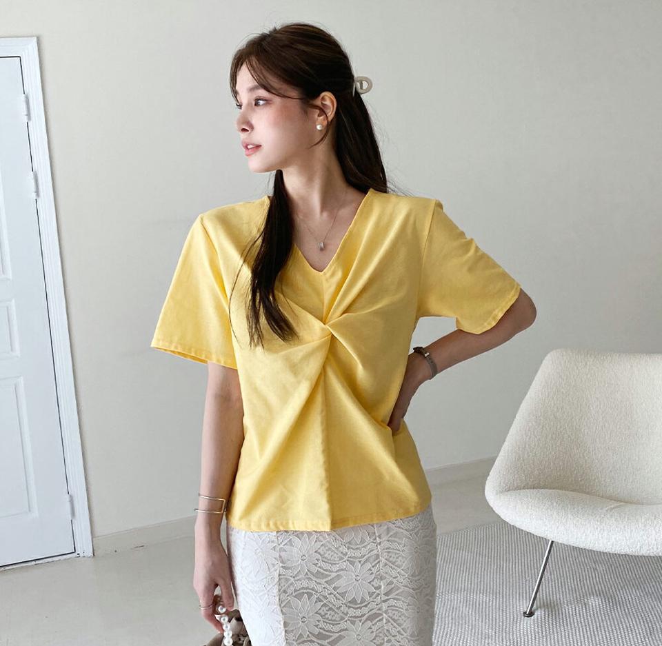 Vネックツイストブラウス・全4色・t72224 レディース 【bl】ブラウス トップス 半袖 単色 無地 シンプル ベーシック ツイスト ユニーク Vネック 鎖骨 デコルテ 綿 レーヨン 春 夏 黄色 フェミニン 大人っぽ 韓国ファッション ハイホリHIHOLLI