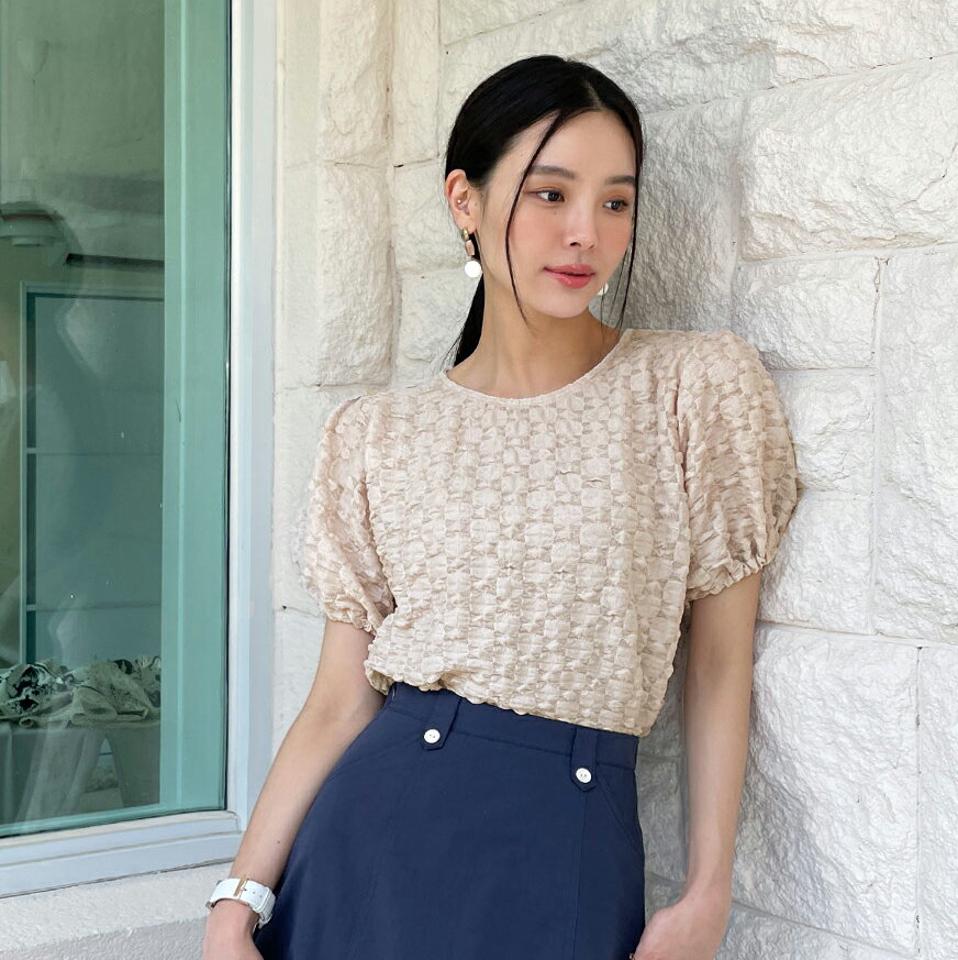 ラウンドエンボスブラウス・全4色・t72225 レディース 【bl】ブラウス トップス 半袖 エンボス 柄 模様 単色 パフスリーブ パフ袖 ユニーク パステル 春 夏 フェミニン ホワイト ブラック ポップコーン 紫 韓国ファッション ハイホリHIHOLLI