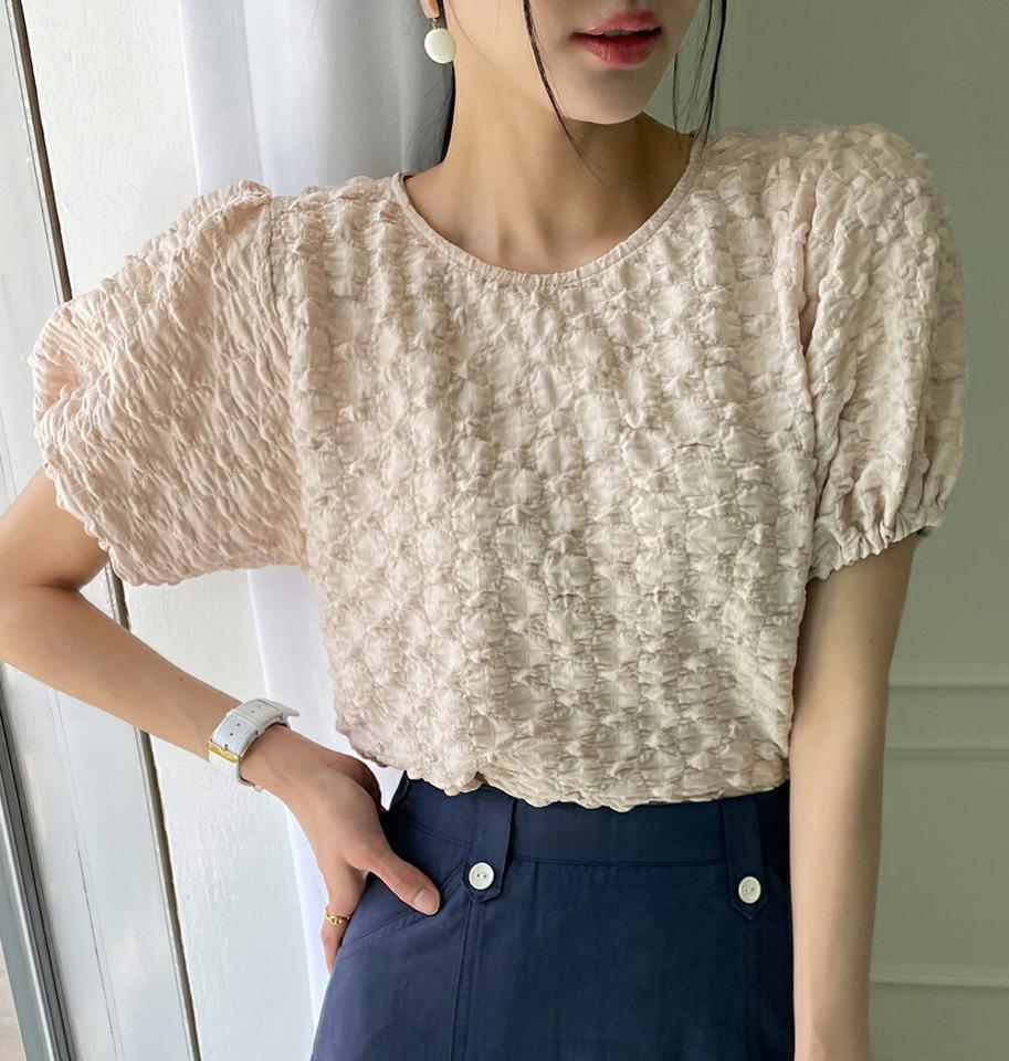 ラウンドエンボスブラウス・全4色・t72225 レディース 【bl】ブラウス トップス 半袖 エンボス 柄 模様 単色 パフスリーブ パフ袖 ユニーク パステル 春 夏 フェミニン ホワイト ブラック ポップコーン 紫 韓国ファッション ハイホリHIHOLLI