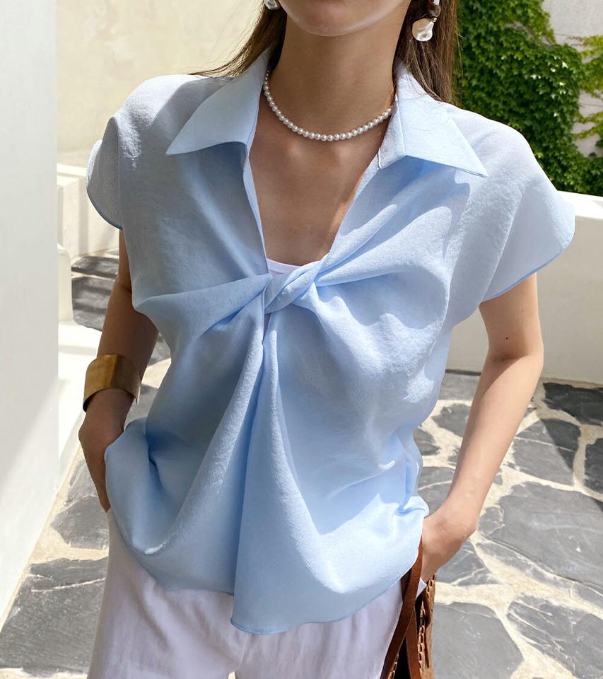 【10%OFF】ツイストフレンチスリーブブラウス・全3色・b72478 レディース 【bl】トップス ブラウス 無地 シンプル ベーシック 半袖 オフィスカジュアル パステル 襟 ツイスト 鎖骨 デコルテ 水色 春 夏 フェミニン 大人っぽ 韓国ファッション ハイホリHIHOLLI セール SALE