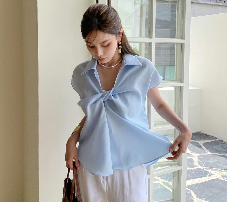 【10%OFF】ツイストフレンチスリーブブラウス・全3色・b72478 レディース 【bl】トップス ブラウス 無地 シンプル ベーシック 半袖 オフィスカジュアル パステル 襟 ツイスト 鎖骨 デコルテ 水色 春 夏 フェミニン 大人っぽ 韓国ファッション ハイホリHIHOLLI セール SALE