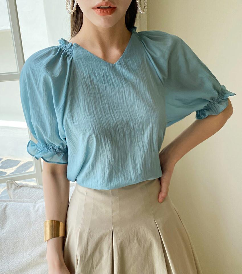 Vネックシャーリングブラウス・全4色・b72476 レディース 【bl】ブラウス トップス 単色 無地 シンプル 半袖 シャーリング 二の腕カバー Vネック 鎖骨 デコルテ ラグラン パフスリーブ 水色 春 夏 フェミニン 韓国ファッション ハイホリHIHOLLI