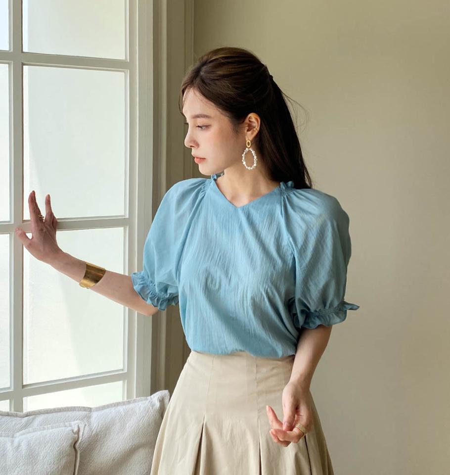 Vネックシャーリングブラウス・全4色・b72476 レディース 【bl】ブラウス トップス 単色 無地 シンプル 半袖 シャーリング 二の腕カバー Vネック 鎖骨 デコルテ ラグラン パフスリーブ 水色 春 夏 フェミニン 韓国ファッション ハイホリHIHOLLI