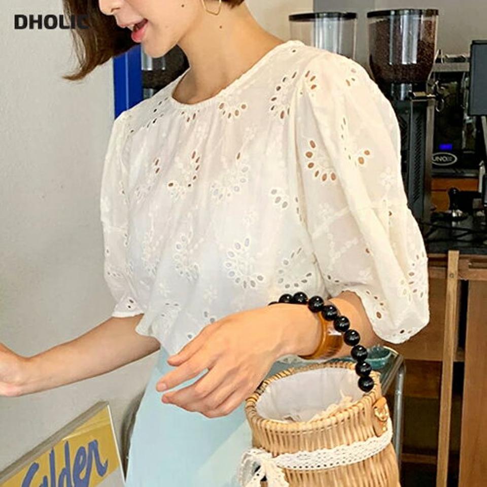 アイレットレースパフブラウス・全2色・b00782 レディース 【bl】トップス ブラウス 半袖 ハーフスリーブ スカラップ レース 総レース 白ブラウス ホワイトブラウス アイレット フェミニン 透け感 かわいい 可愛い 大人 春 夏 韓国ファッション