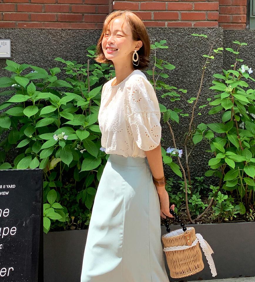 アイレットレースパフブラウス・全2色・b00782 レディース 【bl】トップス ブラウス 半袖 ハーフスリーブ スカラップ レース 総レース 白ブラウス ホワイトブラウス アイレット フェミニン 透け感 かわいい 可愛い 大人 春 夏 韓国ファッション