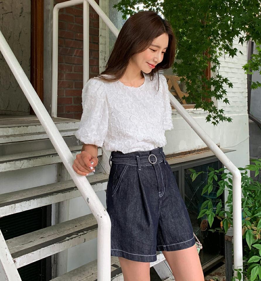 フローラルパフブラウス・全2色・e67800 レディース 【bl】トップス ブラウス 半袖 エンボス パフスリーブ テクスチャ 花柄 フェミニン きれいめ かわいい 可愛い ラウンドネック チェック柄 ポップコーン 春 夏 韓国ファッション