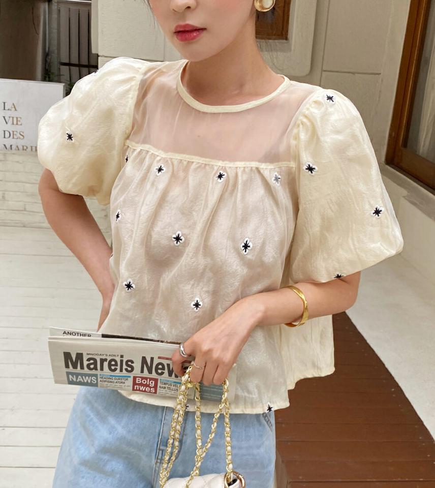 シアー花柄刺繍リンクルブラウス・全2色・b67762 レディース 【bl】トップス ブラウス 半袖 ハーフスリーブ パフスリーブ リンクル 花柄 刺繍 透け感 シアー シースルー フェミニン 大人 フレア 二の腕カバー お腹カバー 春 夏 韓国ファッション