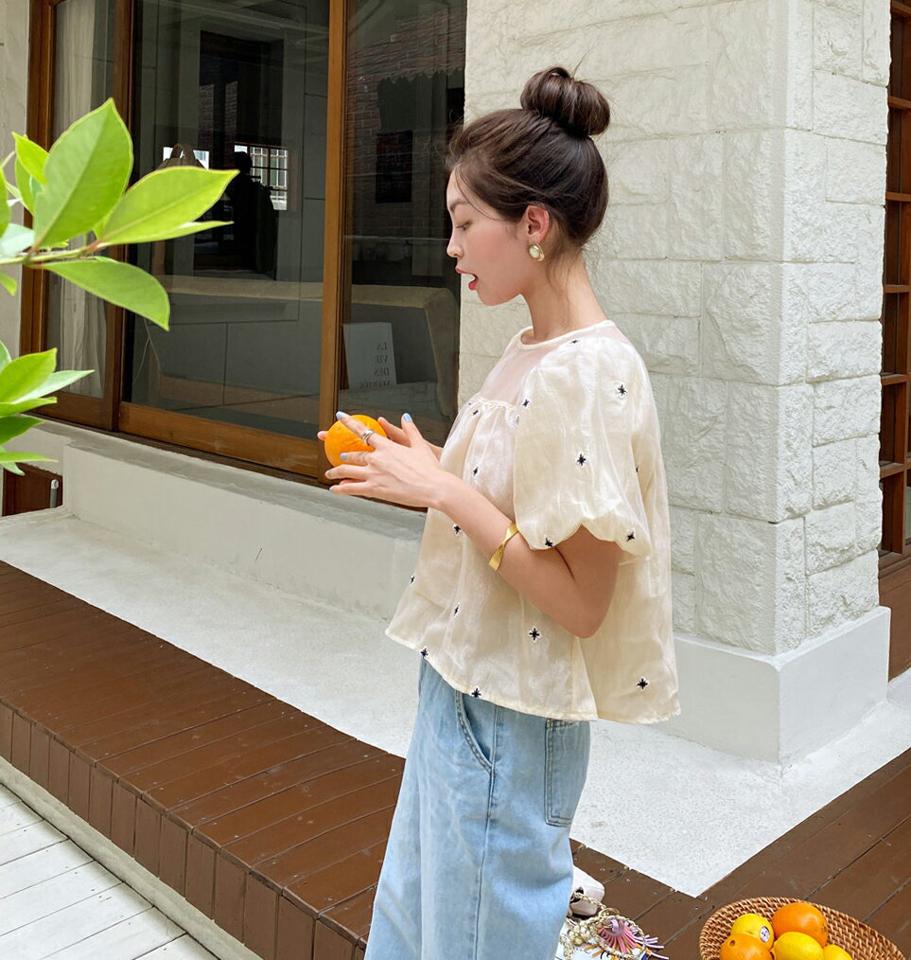 シアー花柄刺繍リンクルブラウス・全2色・b67762 レディース 【bl】トップス ブラウス 半袖 ハーフスリーブ パフスリーブ リンクル 花柄 刺繍 透け感 シアー シースルー フェミニン 大人 フレア 二の腕カバー お腹カバー 春 夏 韓国ファッション