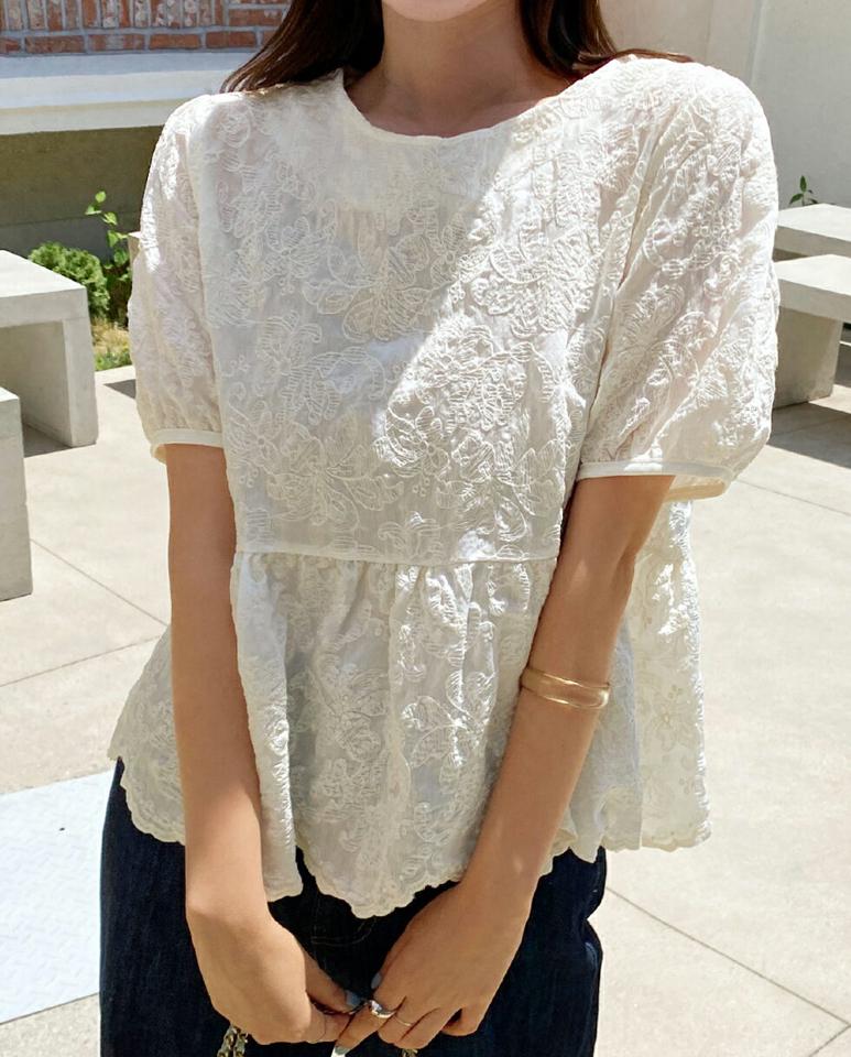 花柄刺繍ペプラムブラウス・全2色・b67766 レディース 【bl】トップス ブラウス ペプラム 花柄 刺繍 ガーリー フェミニン かわいい きれいめ 半袖 パフスリーブ 二の腕カバー お腹カバー ラウンドネック スカラップ スリット 春 夏 韓国ファッション