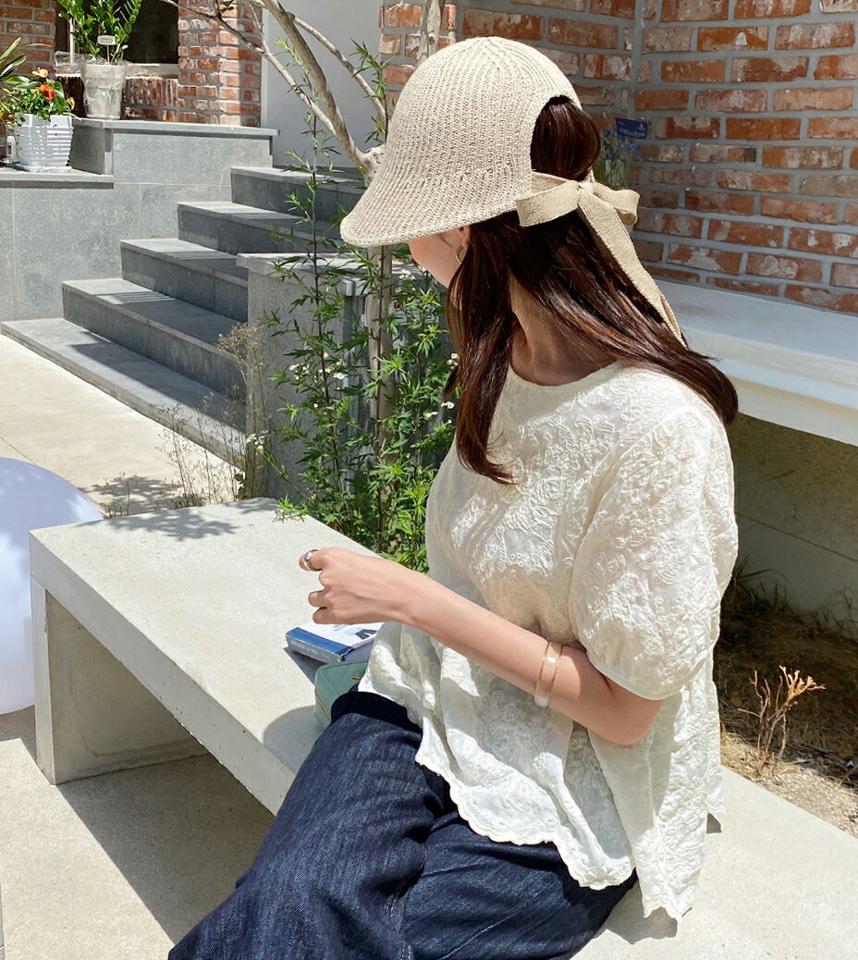 花柄刺繍ペプラムブラウス・全2色・b67766 レディース 【bl】トップス ブラウス ペプラム 花柄 刺繍 ガーリー フェミニン かわいい きれいめ 半袖 パフスリーブ 二の腕カバー お腹カバー ラウンドネック スカラップ スリット 春 夏 韓国ファッション