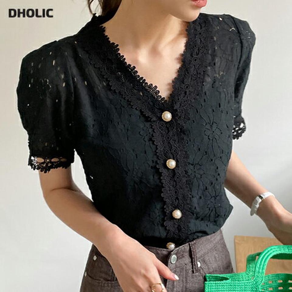 パール調ボタンレースブラウス・全2色・t00704 レディース 【bl】ブラウス トップス 半袖 レース 柄 模様 ボタン パール調 Vネック 鎖骨 デコルテ クロップド丈 高級感 上品 春 夏 フェミニン 大人っぽ きれいめ 韓国ファッション ハイホリHIHOLLI