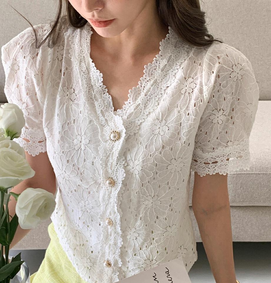 パール調ボタンレースブラウス・全2色・t00704 レディース 【bl】ブラウス トップス 半袖 レース 柄 模様 ボタン パール調 Vネック 鎖骨 デコルテ クロップド丈 高級感 上品 春 夏 フェミニン 大人っぽ きれいめ 韓国ファッション ハイホリHIHOLLI
