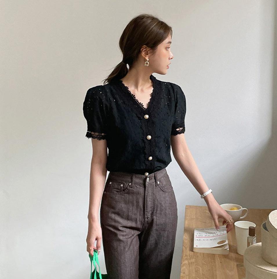 パール調ボタンレースブラウス・全2色・t00704 レディース 【bl】ブラウス トップス 半袖 レース 柄 模様 ボタン パール調 Vネック 鎖骨 デコルテ クロップド丈 高級感 上品 春 夏 フェミニン 大人っぽ きれいめ 韓国ファッション ハイホリHIHOLLI