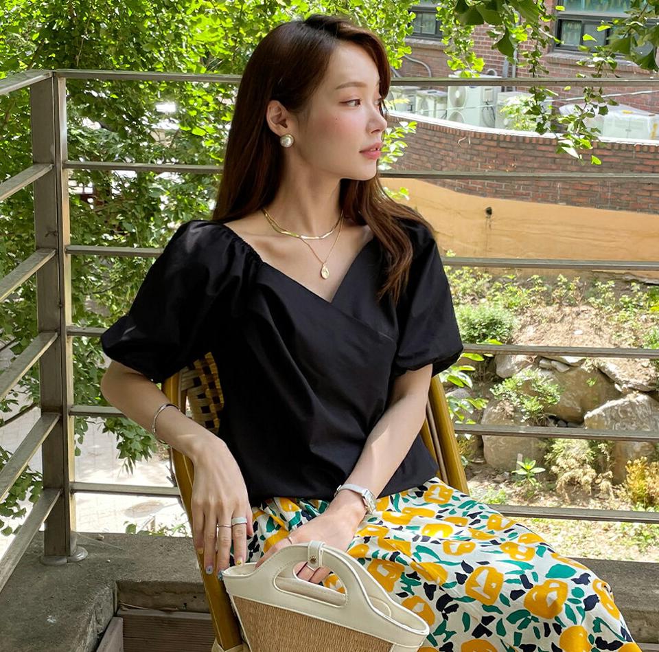 カシュクールパフスリーブブラウス・全4色・t00707 レディース 【bl】ブラウス トップス 半袖 単色 無地 カシュクール パフ袖 パフスリーブ クロップド丈 鎖骨 デコルテ ラップ風 春 夏 フェミニン 大人っぽ 韓国ファッション ハイホリHIHOLLI