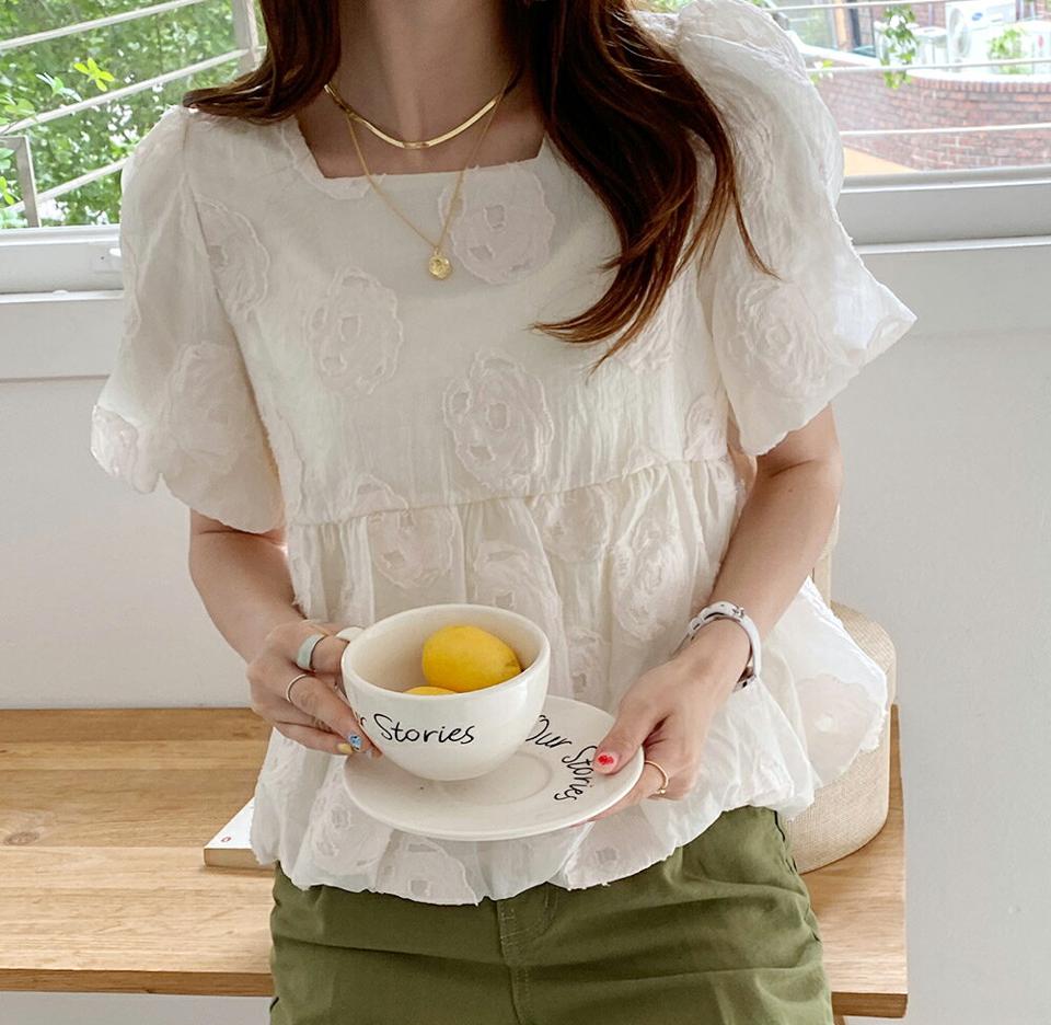 ローズ刺繍バルーンブラウス・全2色・b00709 レディース 【bl】ブラウス トップス 半袖 単色 柄 模様 刺繍 バルーン 体型カバー お腹カバー スクエアネック 鎖骨 デコルテ 二の腕カバー 春 夏 フェミニン ラブリー 韓国ファッション ハイホリHIHOLLI