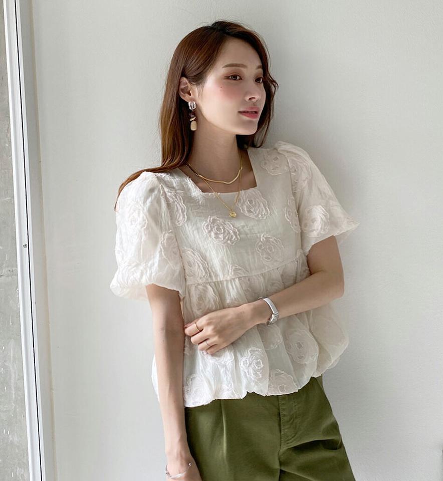 ローズ刺繍バルーンブラウス・全2色・b00709 レディース 【bl】ブラウス トップス 半袖 単色 柄 模様 刺繍 バルーン 体型カバー お腹カバー スクエアネック 鎖骨 デコルテ 二の腕カバー 春 夏 フェミニン ラブリー 韓国ファッション ハイホリHIHOLLI