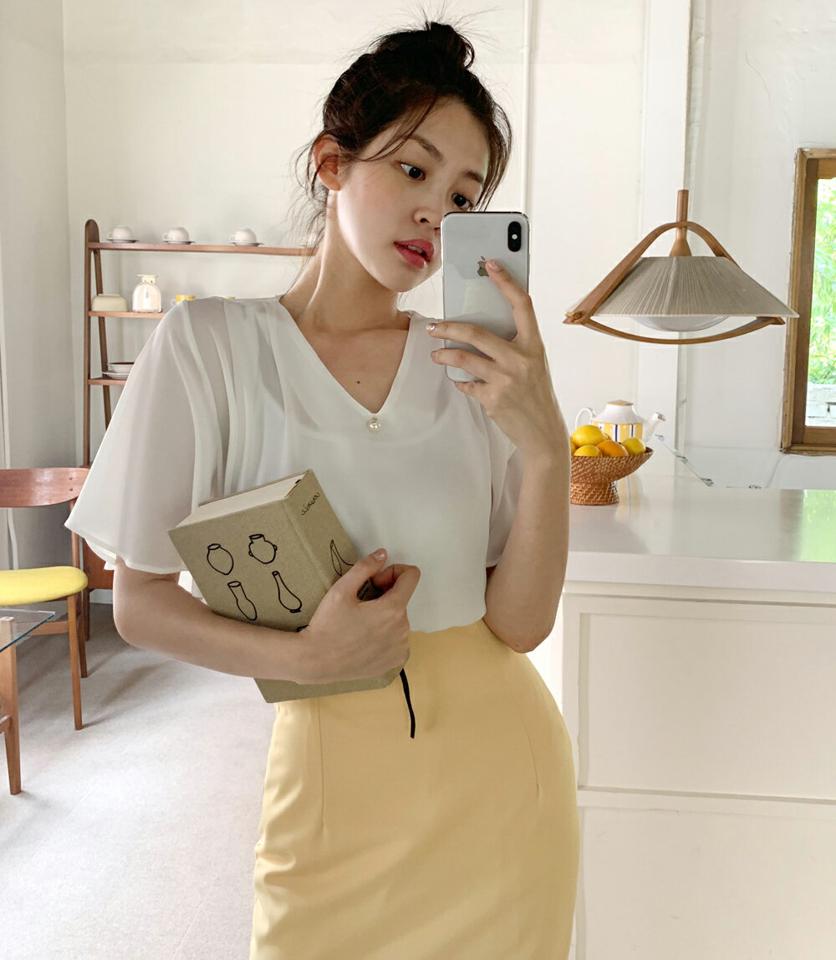 Vネックフェイクパールブラウス・全4色・b66812 レディース 【bl】トップス ブラウス 半袖 ハーフスリーブ パール Vネック 単色 無地 シンプル きれいめ 大人 オフィスカジュアル 上品 二の腕カバー 青 フレアスリーブ 春 夏 韓国ファッション