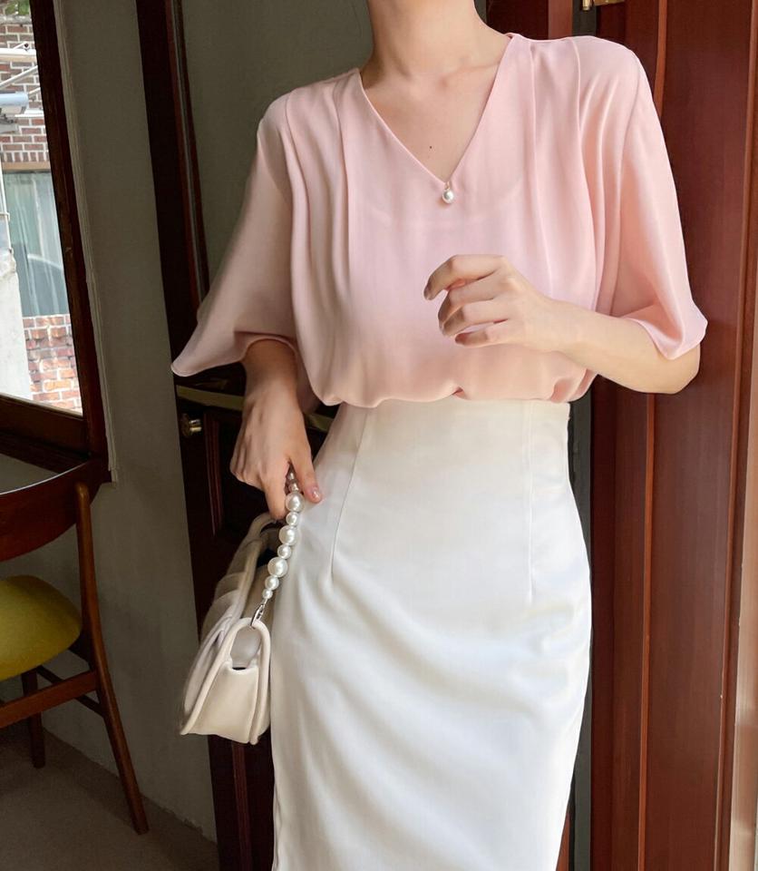 Vネックフェイクパールブラウス・全4色・b66812 レディース 【bl】トップス ブラウス 半袖 ハーフスリーブ パール Vネック 単色 無地 シンプル きれいめ 大人 オフィスカジュアル 上品 二の腕カバー 青 フレアスリーブ 春 夏 韓国ファッション