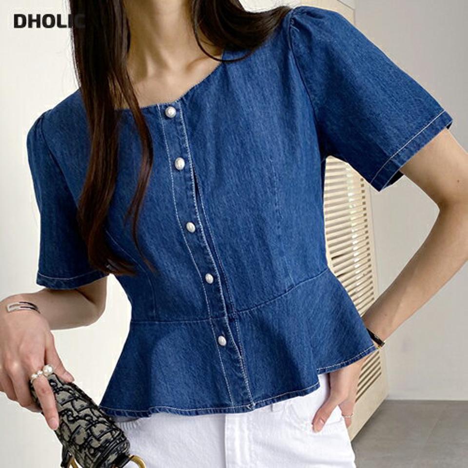 【10%OFF】ペプラムデニムブラウス・全2色・b72263 レディース 【bl】ブラウス トップス 半袖 デニム 柄 模様 ボタン ステッチ クロップド丈 パフ ペンタゴンネック 鎖骨 デコルテ ペプラム お腹カバー 春 夏 綿 青 フェミニン 韓国ファッション ハイホリHIHOLLI セール SALE