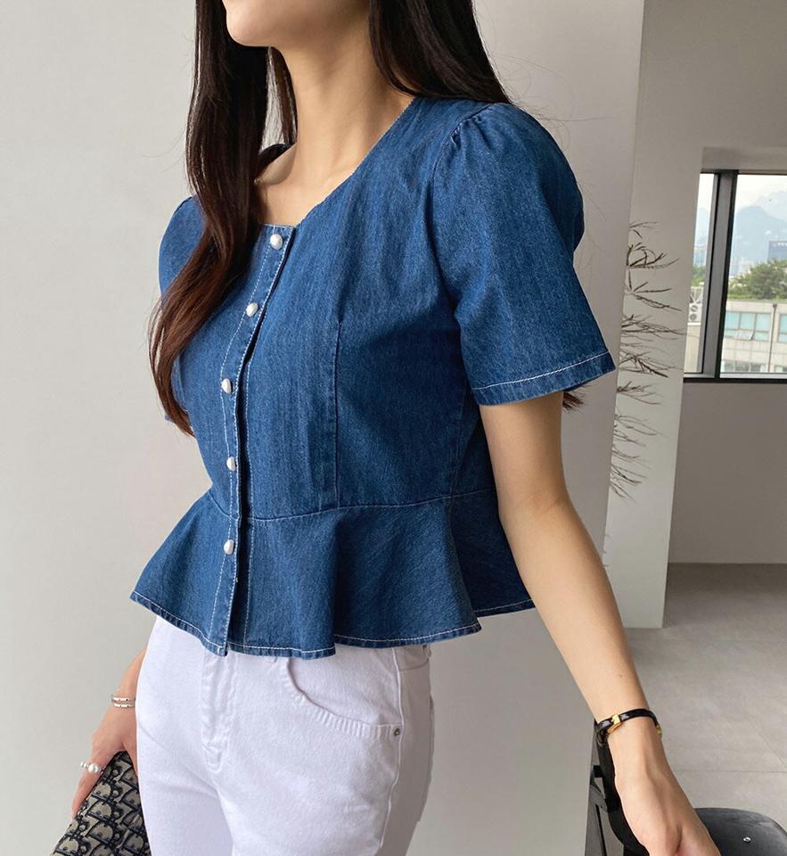 【10%OFF】ペプラムデニムブラウス・全2色・b72263 レディース 【bl】ブラウス トップス 半袖 デニム 柄 模様 ボタン ステッチ クロップド丈 パフ ペンタゴンネック 鎖骨 デコルテ ペプラム お腹カバー 春 夏 綿 青 フェミニン 韓国ファッション ハイホリHIHOLLI セール SALE