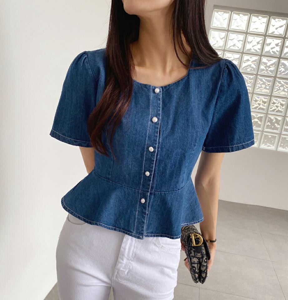 【10%OFF】ペプラムデニムブラウス・全2色・b72263 レディース 【bl】ブラウス トップス 半袖 デニム 柄 模様 ボタン ステッチ クロップド丈 パフ ペンタゴンネック 鎖骨 デコルテ ペプラム お腹カバー 春 夏 綿 青 フェミニン 韓国ファッション ハイホリHIHOLLI セール SALE