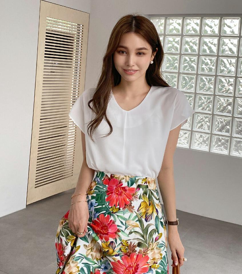 タックフレンチスリーブブラウス・全3色・t72260 レディース 【bl】ブラウス トップス 半袖 単色 無地 シンプル ベーシック オフィスカジュアル Vネック 鎖骨 デコルテ タック 春 夏 フェミニン きれいめ 大人 青 韓国ファッション ハイホリHIHOLLI