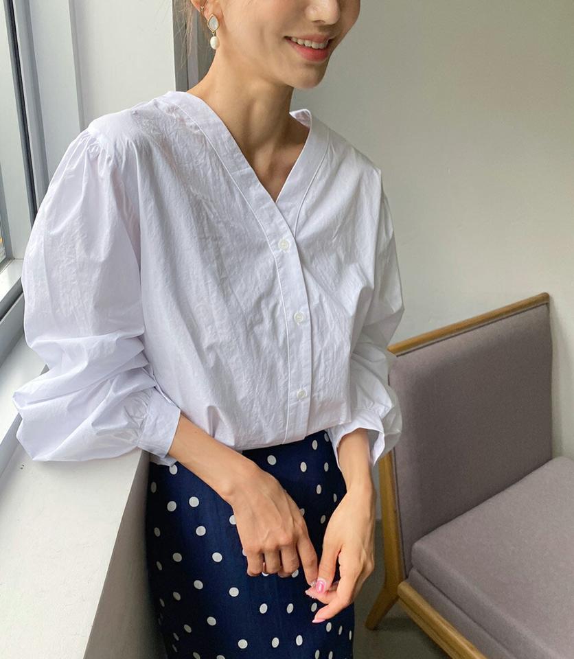 Vネックギャザーブラウス・全2色・t01202 レディース 【bl】トップス ブラウス 長袖 パフスリーブ 袖コン ギャザー 単色 無地 シンプル 大人 カジュアル ノーカラー 青 コットン 綿 春 秋 韓国ファッション