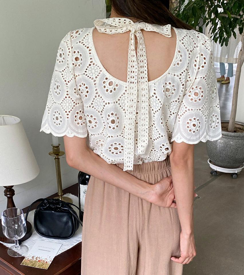 【マラソン特価】サークルアイレットレースバックリボンブラウス・全3色・b01197 レディース 【bl】トップス ブラウス 半袖 総レース レース アイレット 模様 透け感 シアー シースルー 大人 フェミニン 白ブラウス ラウンドネック パフスリーブ 夏 韓国ファッション