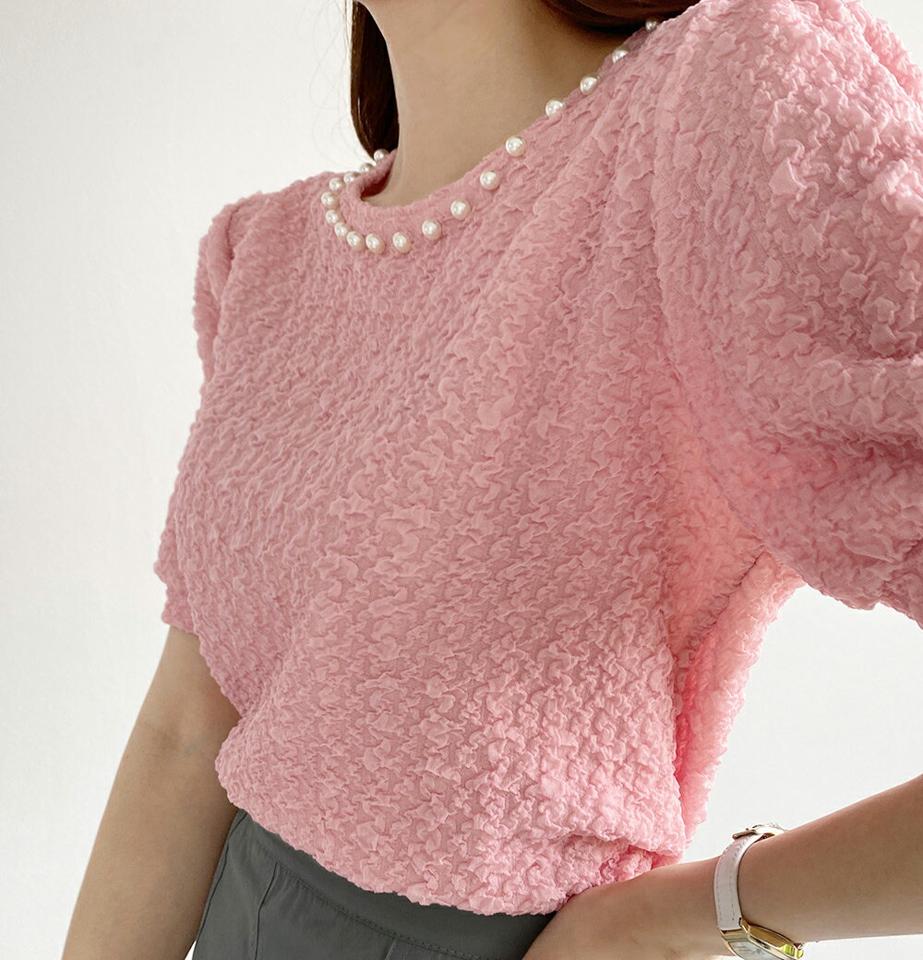 フェイクパールネックリンクルブラウス・全4色・t72537 レディース 【bl】ブラウス トップス 半袖 柄 模様 リンクル フェイクパール パール調 パフスリーブ パフ袖 オフィスカジュアル 春 夏 フェミニン ピンク 韓国ファッション ハイホリHIHOLLI