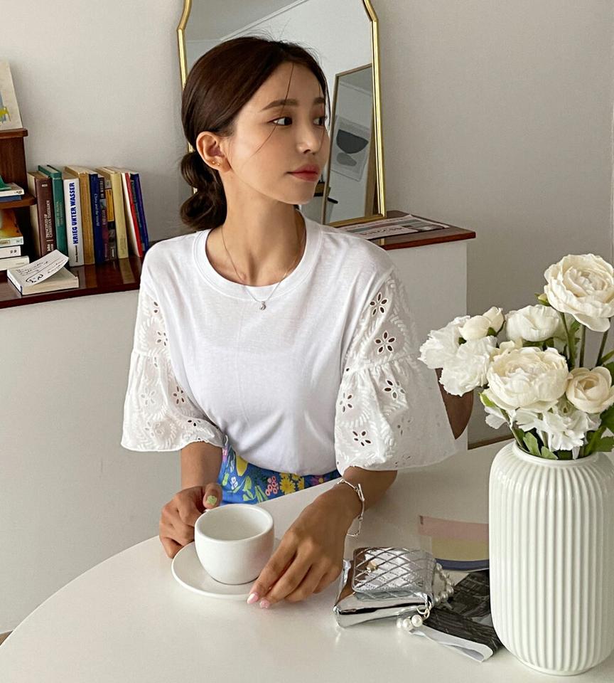 アイレットレースフレアスリーブTシャツ・全2色・t00834 レディース 【tops】トップス Tシャツ 半袖 ハーフスリーブ 二の腕カバー レース 袖コン フレアスリーブ アイレット ガーリー かわいい 可愛い ラウンドネック 花柄 春 夏 韓国ファッション