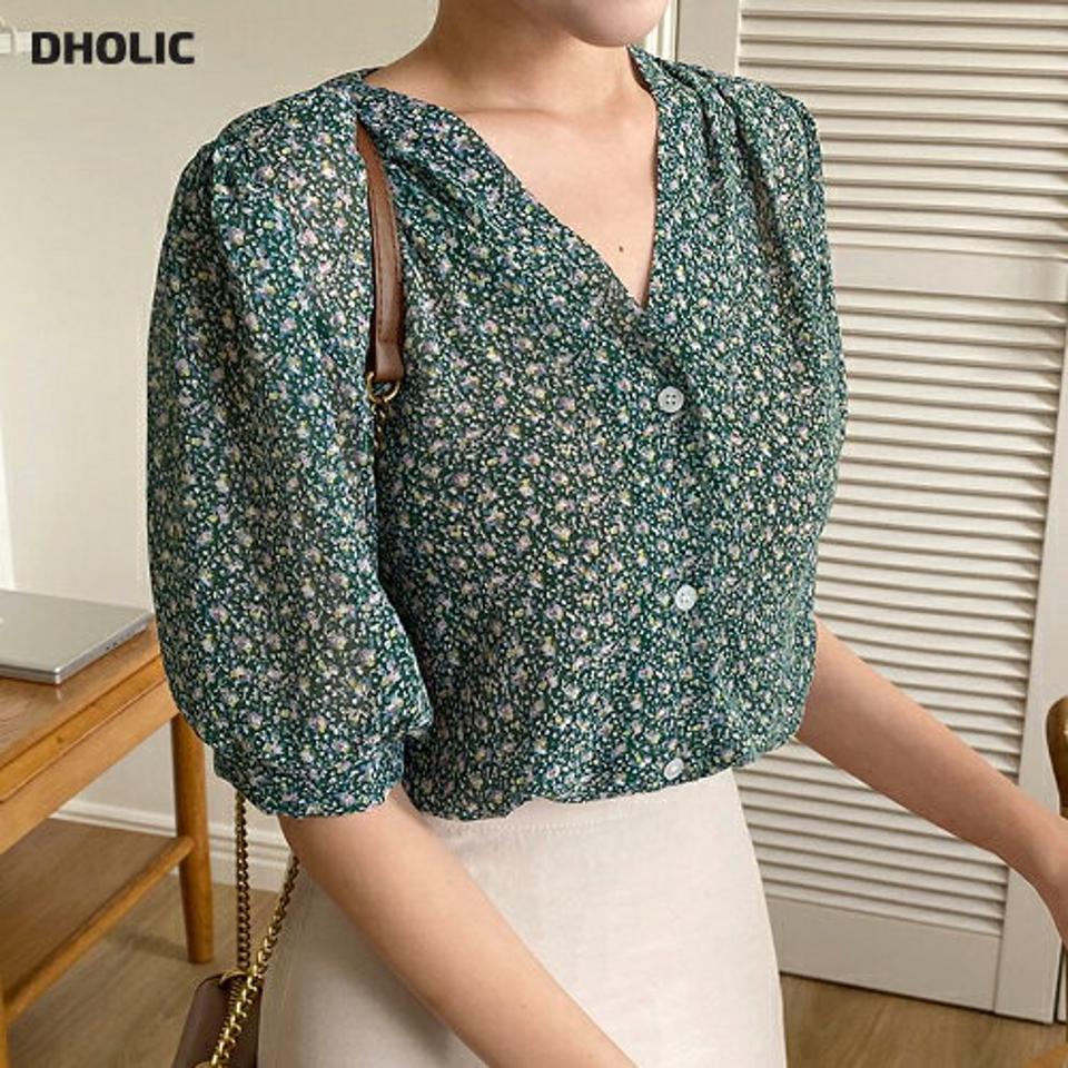 花柄シフォンVネックブラウス・全3色・t67847 レディース 【bl】トップス ブラウス Vネック 半袖 ハーフスリーブ シフォン 花柄 フラワー フェミニン レトロ 大人 パフスリーブ 二の腕カバー 小花柄 タック 緑 春 夏 韓国ファッション