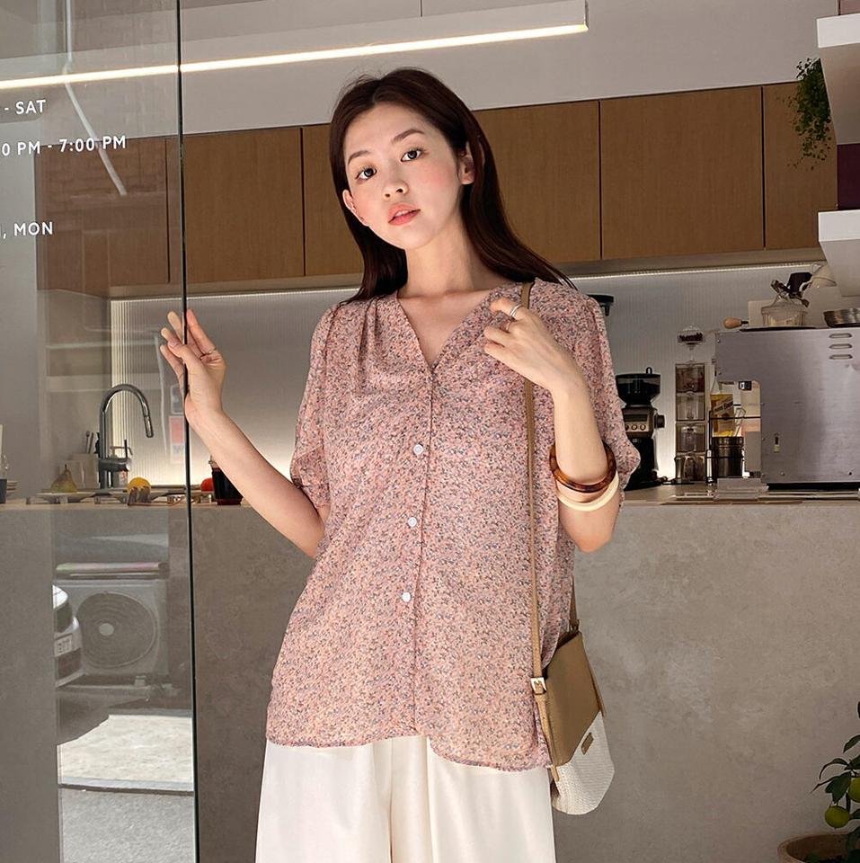 花柄シフォンVネックブラウス・全3色・t67847 レディース 【bl】トップス ブラウス Vネック 半袖 ハーフスリーブ シフォン 花柄 フラワー フェミニン レトロ 大人 パフスリーブ 二の腕カバー 小花柄 タック 緑 春 夏 韓国ファッション