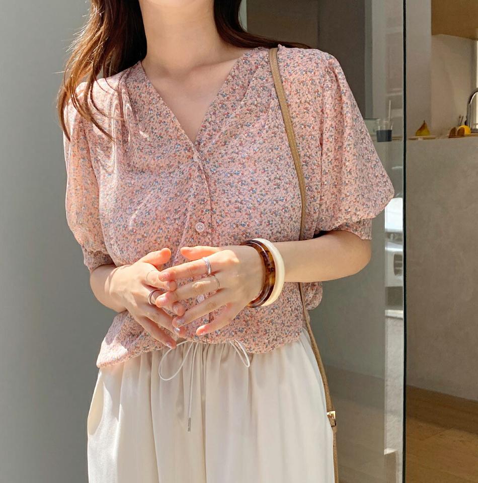 花柄シフォンVネックブラウス・全3色・t67847 レディース 【bl】トップス ブラウス Vネック 半袖 ハーフスリーブ シフォン 花柄 フラワー フェミニン レトロ 大人 パフスリーブ 二の腕カバー 小花柄 タック 緑 春 夏 韓国ファッション