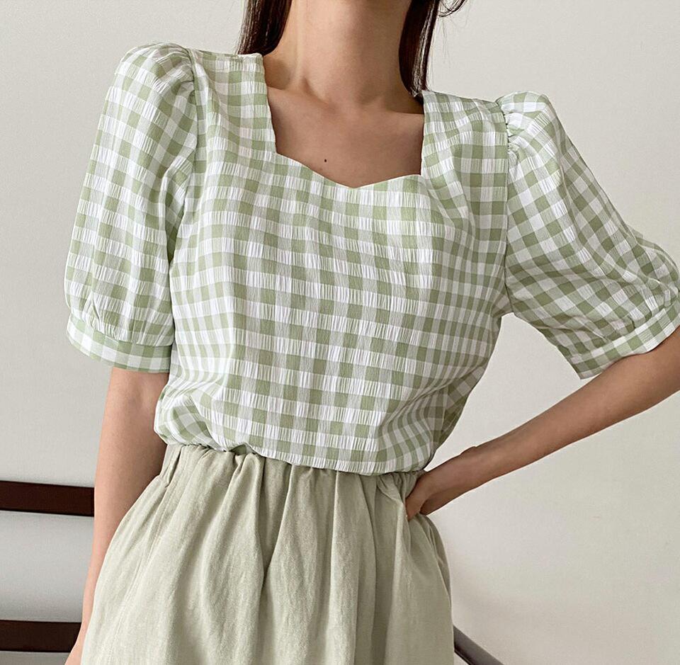 ギンガムチェックダイアモンドネックブラウス・全4色・e67304 レディース 【bl】トップス ブラウス 半袖 ハーフスリーブ チェック柄 ギンガムチェック ガーリー 鎖骨 デコルテ リンクル パフスリーブ 二の腕カバー 春 夏 韓国ファッション