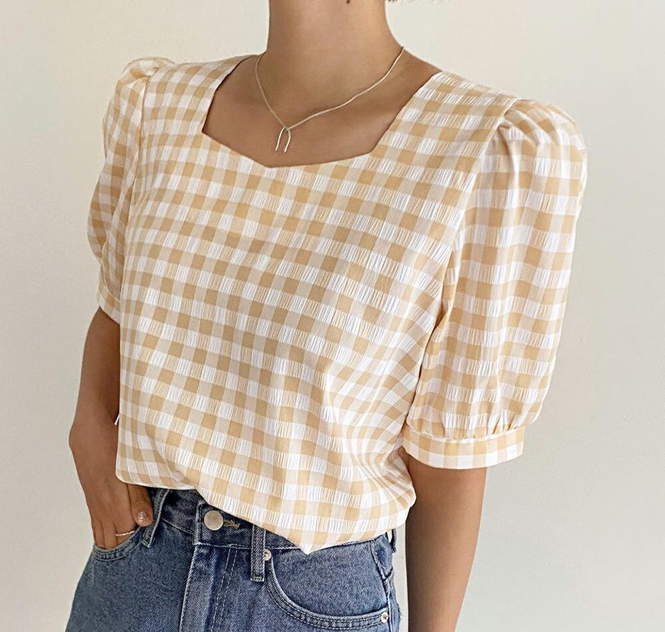 ギンガムチェックダイアモンドネックブラウス・全4色・e67304 レディース 【bl】トップス ブラウス 半袖 ハーフスリーブ チェック柄 ギンガムチェック ガーリー 鎖骨 デコルテ リンクル パフスリーブ 二の腕カバー 春 夏 韓国ファッション