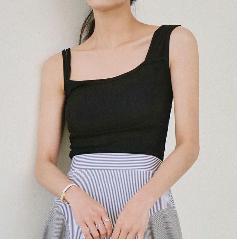 アンバランスクロップドノースリーブ・全5色・t00373 レディース 【tops】トップス ノースリーブ スリーブレス アンバランス クロップド丈 単色 無地 ユニーク スクエアネック 鎖骨 デコルテ 春 夏 カジュアル 黒 韓国ファッション ハイホリHIHOLLI