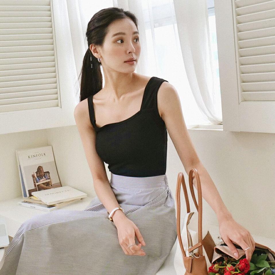 アンバランスクロップドノースリーブ・全5色・t00373 レディース 【tops】トップス ノースリーブ スリーブレス アンバランス クロップド丈 単色 無地 ユニーク スクエアネック 鎖骨 デコルテ 春 夏 カジュアル 黒 韓国ファッション ハイホリHIHOLLI