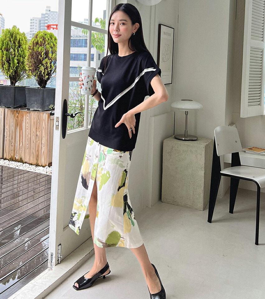 ビーズVラインニット・全2色・b00374 レディース 【tops】トップス 半袖 ニット 配色 ライン 模様 高級感 フレンチスリーブ 二の腕カバー ゆったり 楽ちん ビーズライン 春 夏 フェミニン カジュアル 黒 ブラック サマーニット 韓国ファッション ハイホリHIHOLLI