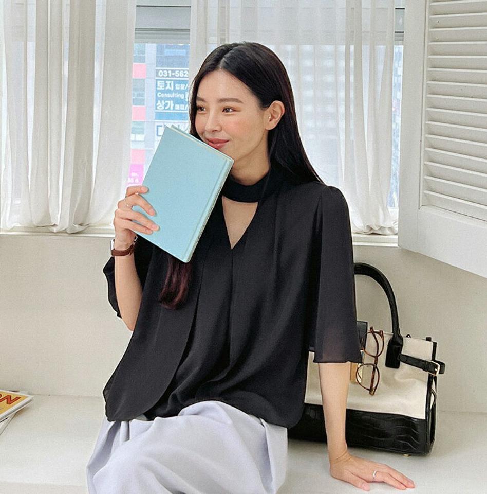 【10%OFF】カシュクールケープハイネックブラウス・全3色・b00382 レディース 【bl】ブラウス トップス 半袖 二の腕カバー 単色 無地 シンプル ベーシック シフォン ハイネック Vネック フレア ケープ 春 夏 フェミニン 黒 韓国ファッション ハイホリHIHOLLI セール SALE