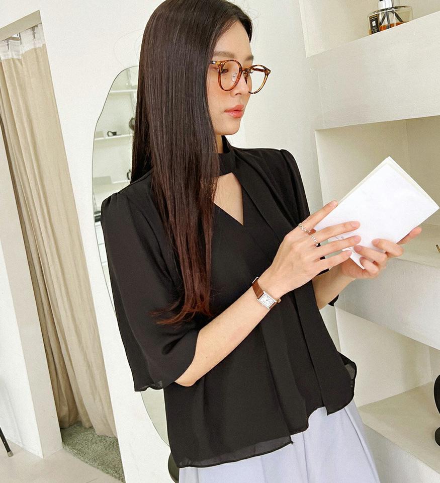 【10%OFF】カシュクールケープハイネックブラウス・全3色・b00382 レディース 【bl】ブラウス トップス 半袖 二の腕カバー 単色 無地 シンプル ベーシック シフォン ハイネック Vネック フレア ケープ 春 夏 フェミニン 黒 韓国ファッション ハイホリHIHOLLI セール SALE