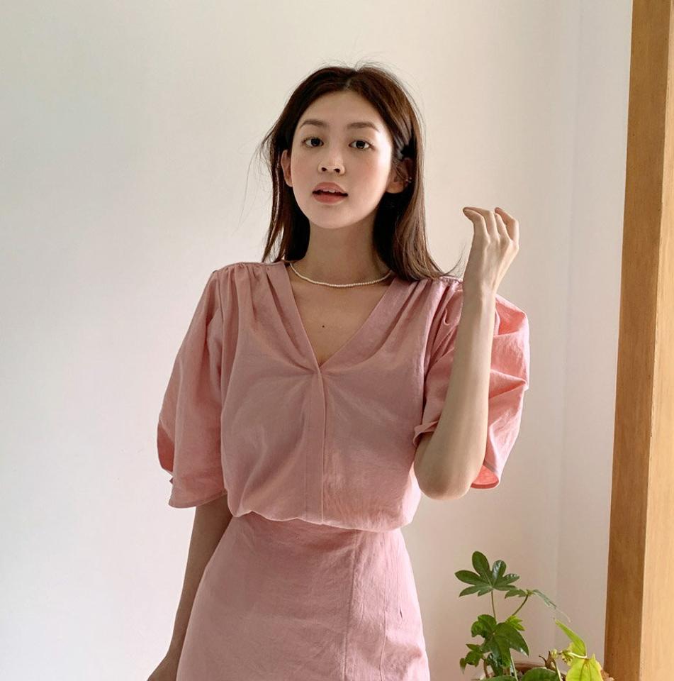 リネン混Vネックタックブラウス・全3色・b66857 レディース 【bl】トップス ブラウス 半袖 ハーフスリーブ Vネック タック リネン 単色 無地 シンプル 大人 かわいい ギャザー 袖コン ボリュームスリーブ 二の腕カバー 春 夏 韓国ファッション