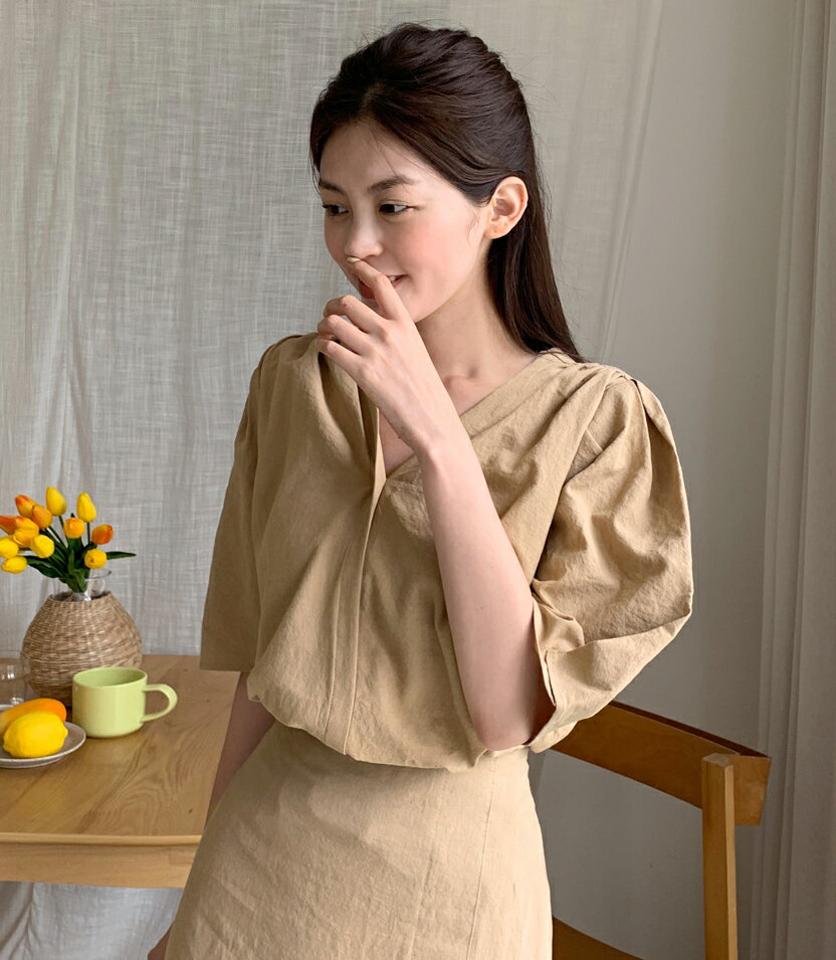 リネン混Vネックタックブラウス・全3色・b66857 レディース 【bl】トップス ブラウス 半袖 ハーフスリーブ Vネック タック リネン 単色 無地 シンプル 大人 かわいい ギャザー 袖コン ボリュームスリーブ 二の腕カバー 春 夏 韓国ファッション