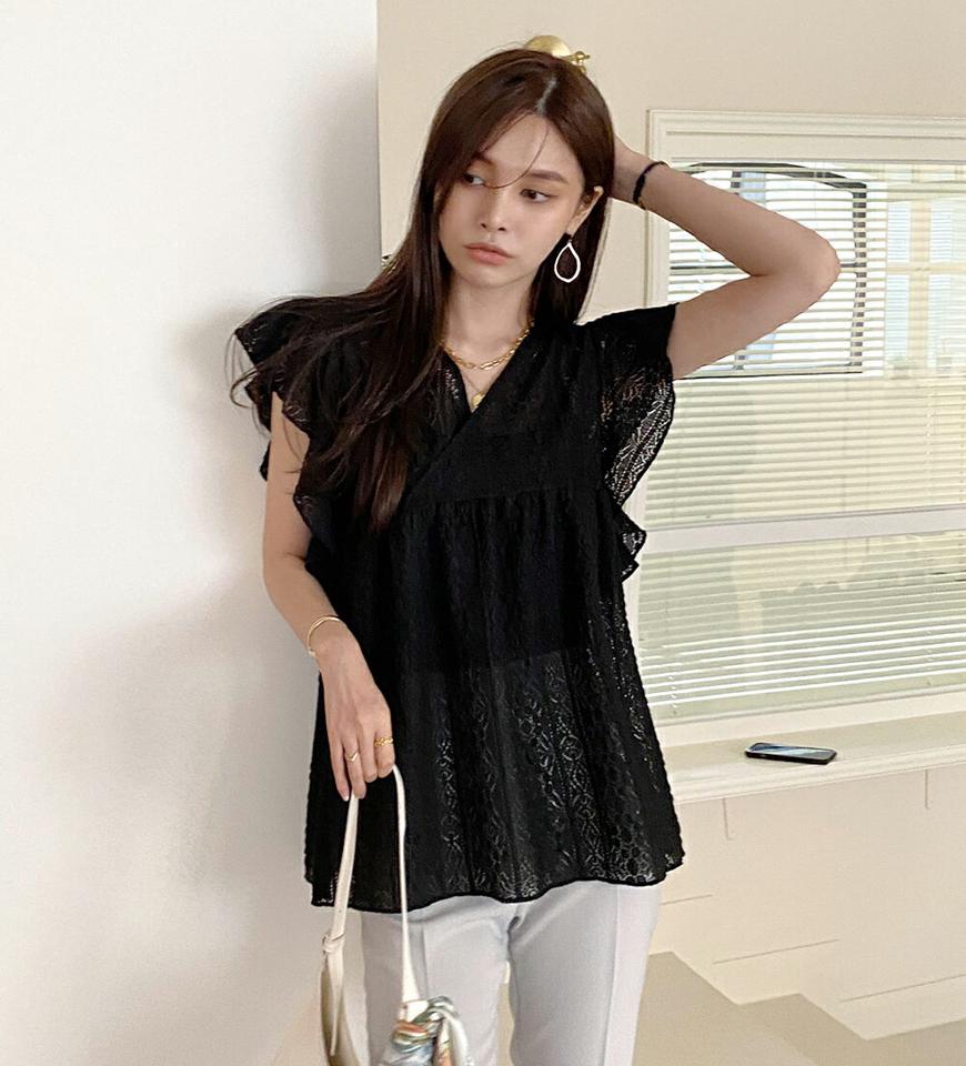 レースフリルクロスブラウス・全2色・b72304 レディース 【bl】ブラウス トップス ノースリーブ フレア 柄 模様 総レース Vネック デコルテ 透け感 シアー ロング丈 スリーブレス お腹カバー 春 夏 フェミニン 黒 韓国ファッション ハイホリHIHOLLI