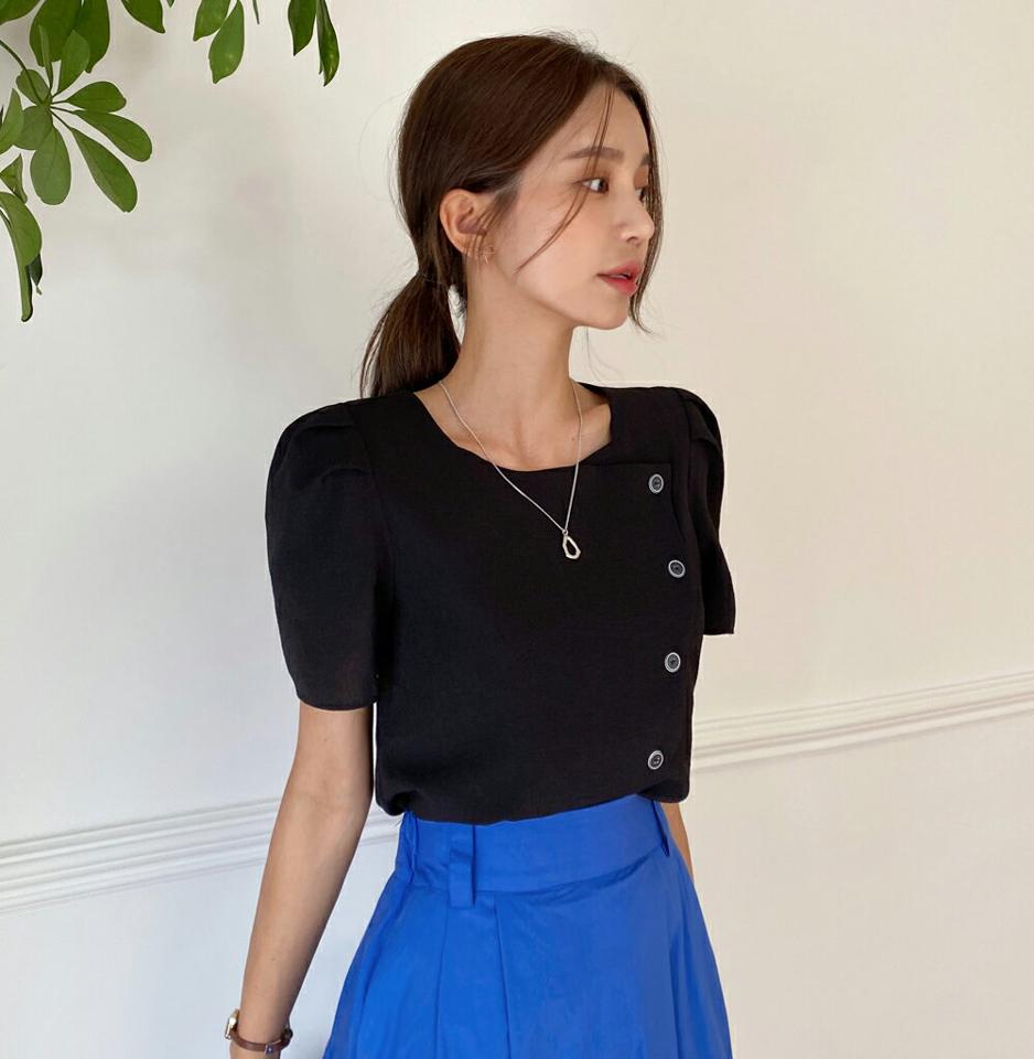 ダイアゴナルボタンブラウス・全3色・t01260 レディース 【bl】トップス ブラウス 半袖 ボタン ダイアゴナル 単色 シンプル ダイヤモンドネック ハーフスリーブ パフスリーブ きれいめ 大人 上品 夏 韓国ファッション