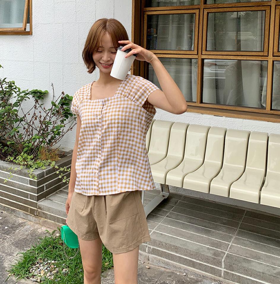 チェックスクエアネックボタンブラウス・全4色・e01286 レディース 【bl】トップス ブラウス 半袖 チェック柄 ギンガムチェック ガーリー スクエアネック デコルテ 鎖骨 ギャザー フレンチスリーブ 二の腕カバー 黄緑 夏 韓国ファッション