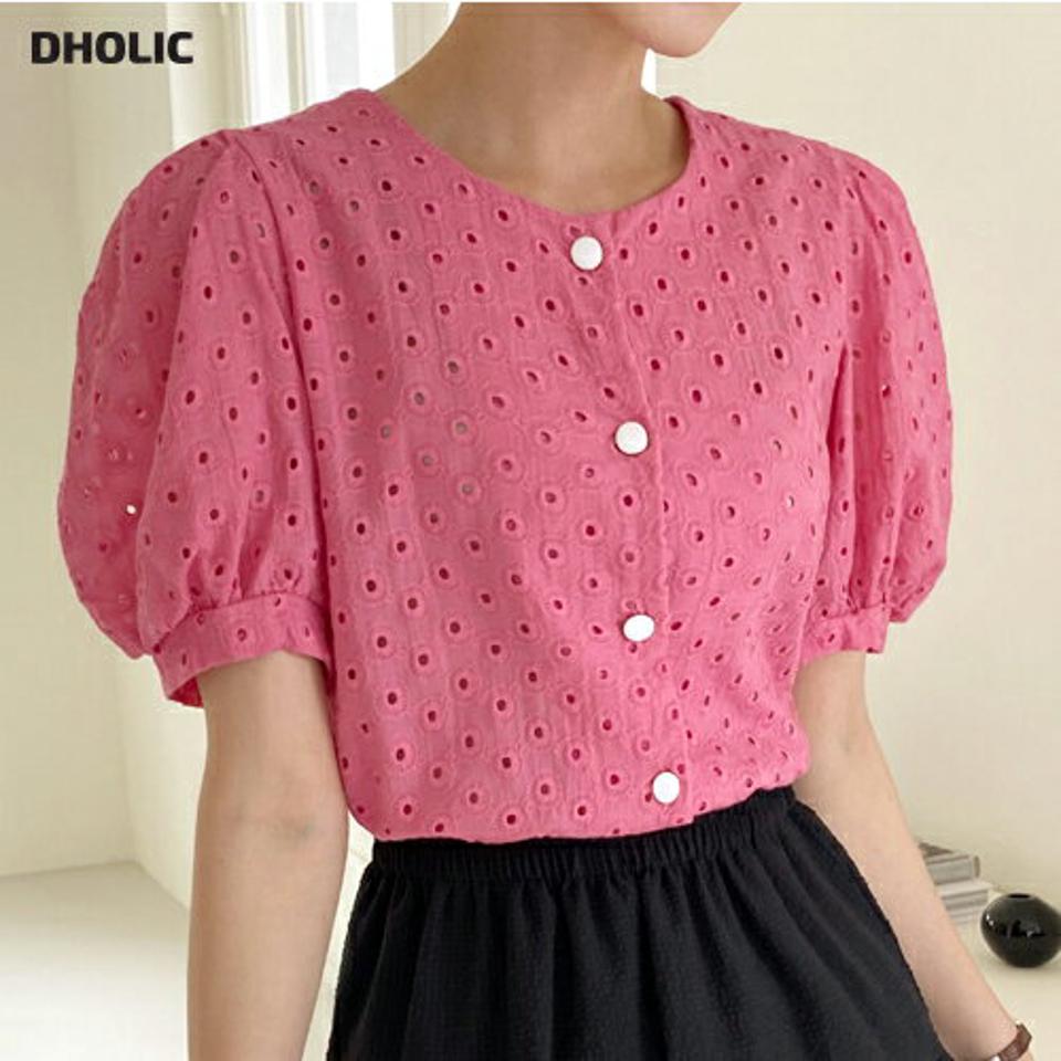 コットンパンチングブラウス・全2色・b72581 レディース 【bl】ブラウス トップス 半袖 柄 模様 パンチング 配色 ボタン ぼたん パフ袖 パフスリーブ 二の腕カバー 春 夏 フェミニン ガーリー クロップド丈 ピンク 韓国ファッション ハイホリHIHOLLI