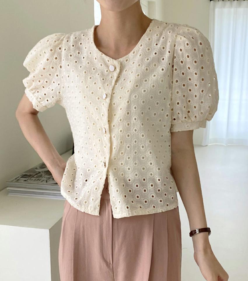 コットンパンチングブラウス・全2色・b72581 レディース 【bl】ブラウス トップス 半袖 柄 模様 パンチング 配色 ボタン ぼたん パフ袖 パフスリーブ 二の腕カバー 春 夏 フェミニン ガーリー クロップド丈 ピンク 韓国ファッション ハイホリHIHOLLI