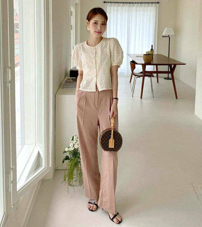 コットンパンチングブラウス・全2色・b72581 レディース 【bl】ブラウス トップス 半袖 柄 模様 パンチング 配色 ボタン ぼたん パフ袖 パフスリーブ 二の腕カバー 春 夏 フェミニン ガーリー クロップド丈 ピンク 韓国ファッション ハイホリHIHOLLI