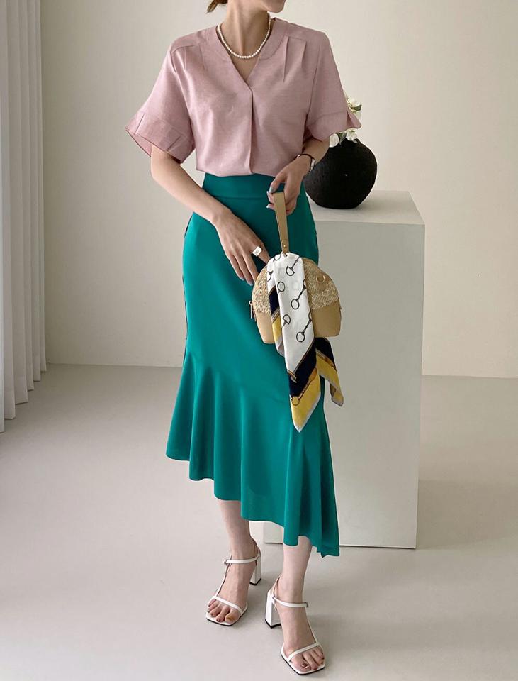 Vネックタック半袖ブラウス・全3色・b72610 レディース 【bl】ブラウス トップス 半袖 単色 無地 シンプル ベーシック 二の腕カバー Vネック 鎖骨 デコルテ オフィスカジュアル 大人 春 夏 フェミニン ピンク 韓国ファッション ハイホリHIHOLLI