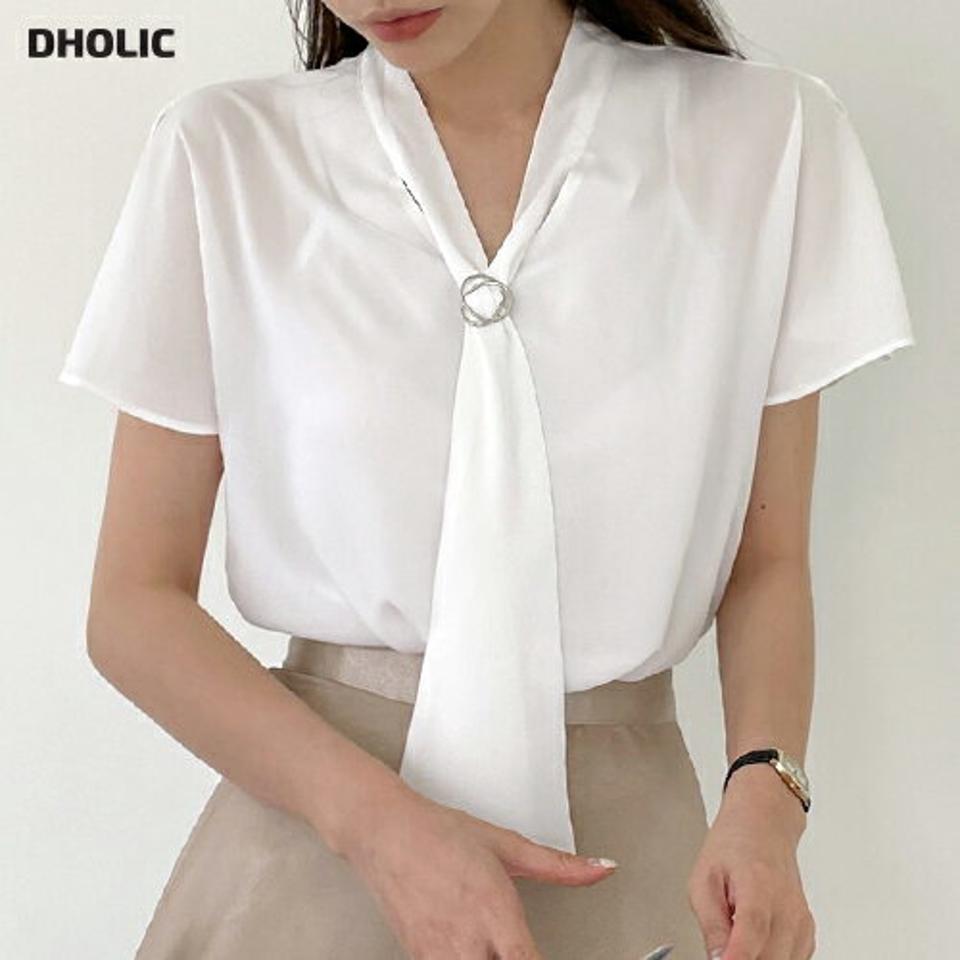 【10%OFF】リング付ボウタイブラウス・全2色・t72578 レディース 【bl】ブラウス トップス 半袖 リング ボウタイ 無地 シンプル オフィスカジュアル ハーフネック きれいめ Vネック 上品 春 夏 フェミニン 大人 白 ホワイト 韓国ファッション ハイホリHIHOLLI セール SALE